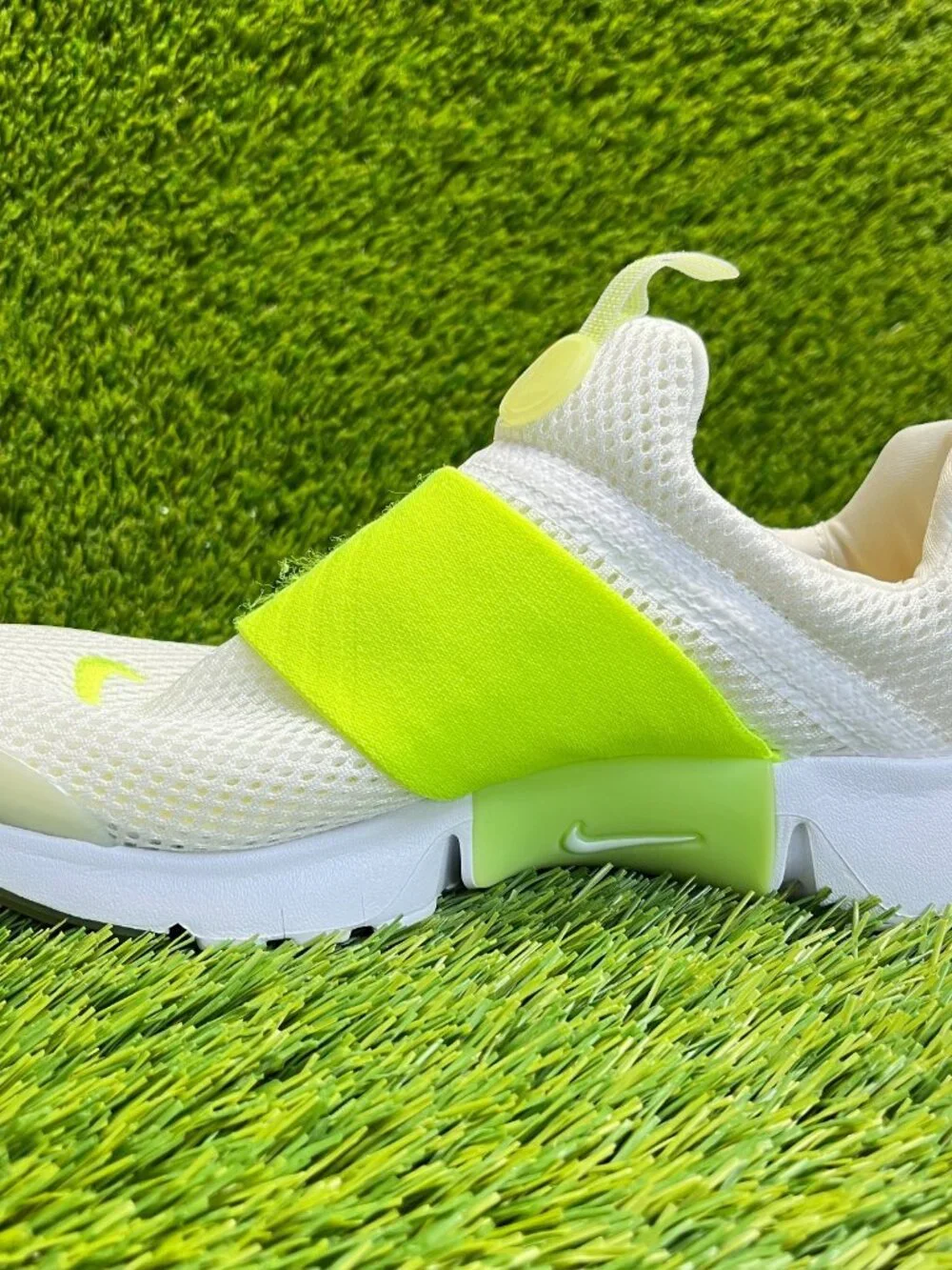 Nike Presto Extreme SE Boys Size 5Y White Green Athletic Slip On Shoes Sneakers